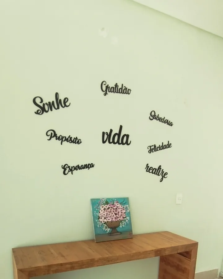 Detalhe acolhedor da decoração do Espaço Consciência em São José dos Campos