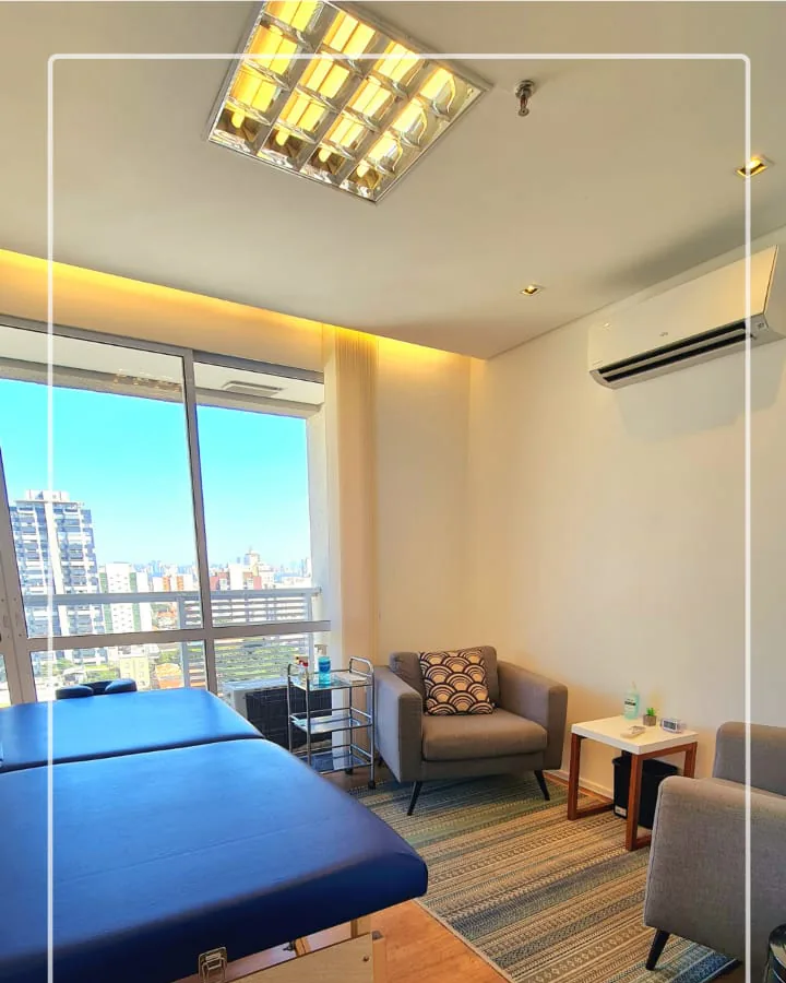 Sala com maca para atendimento no Espaço Camino em São Paulo